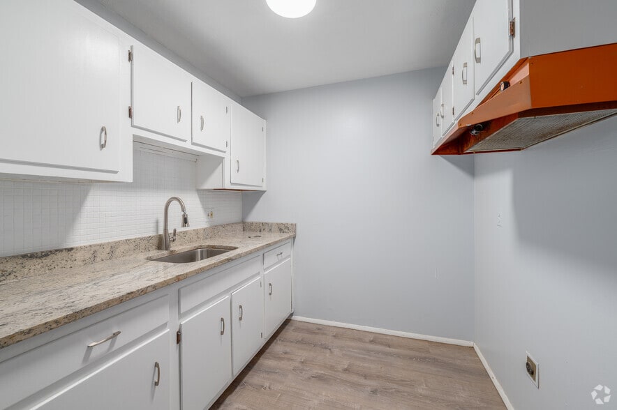 Unit 4 - 625SF - Kitchen