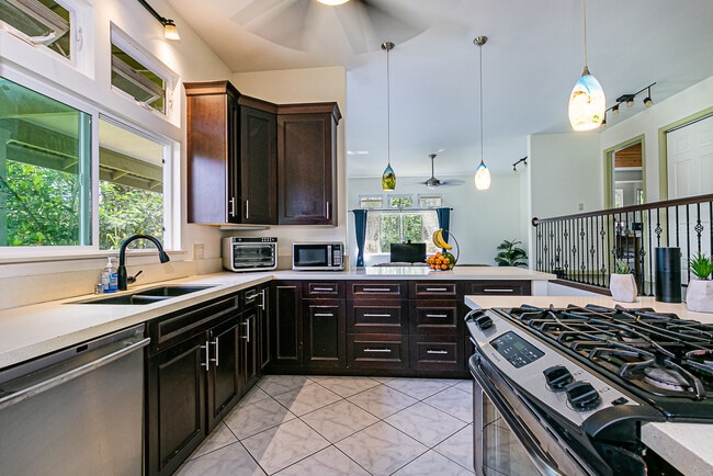 Large Kitchen w/ Gas Stove - 15-1834 13th Ave Unit Ohana B