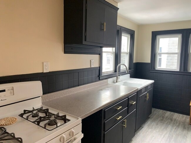 Building Photo - 108 Elmwood Ave Unit 2