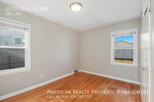 Photo - 1030 Veto St NW