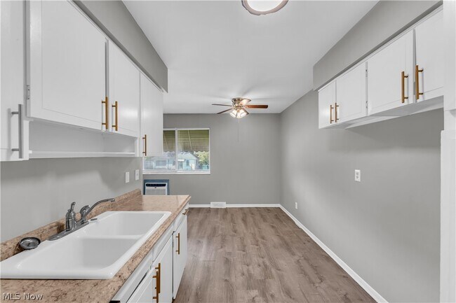 Building Photo - 2537 Noble Rd Unit 201