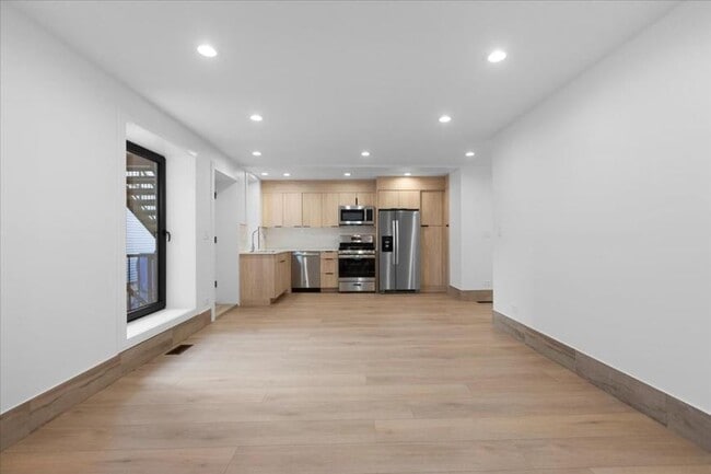 Building Photo - 4 bedroom in Chicago IL 60647 Unit 1N