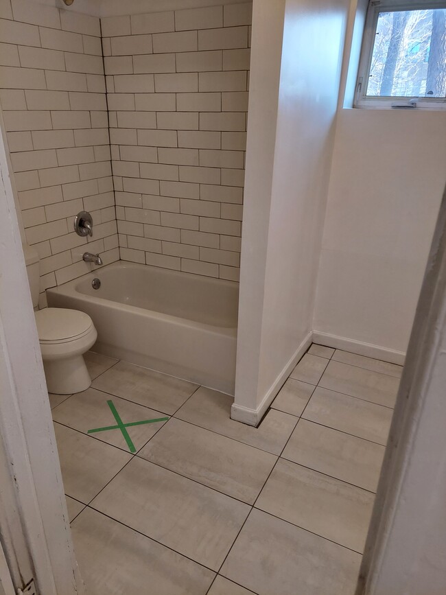 Baño recién reformado - 1507 N Elston Ave Unidad 1F