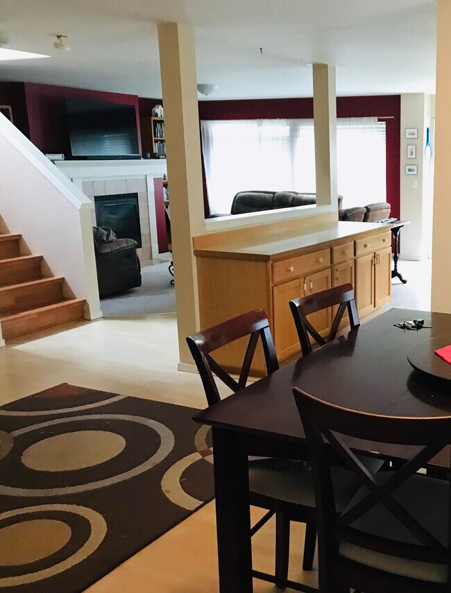 Primera planta, sala de estar y comedor - 4433 115th St SE