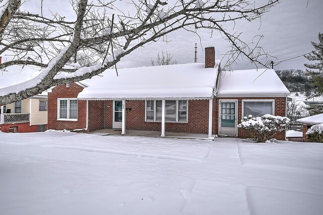 Photo - 3 Bedroom 1 Bath in Johnson City TN