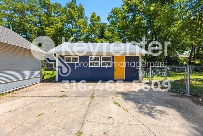 Photo - Cute 1 bedroom guesthouse in a great neighborhood, close to Wesley Hospital and local restaurants!