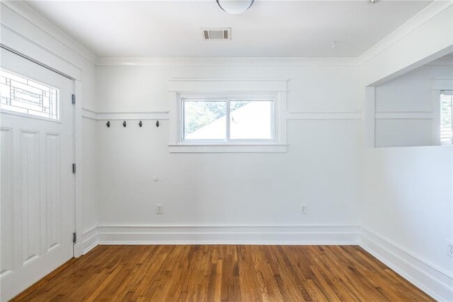Photo - 577 Glenwood Pl SE