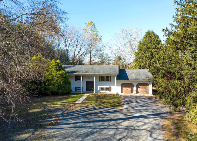 Building Photo - 910 Courtland Manor Rd Rental