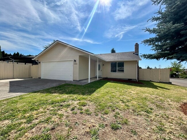 Building Photo - Freshly Renovated Home - Available Now!!