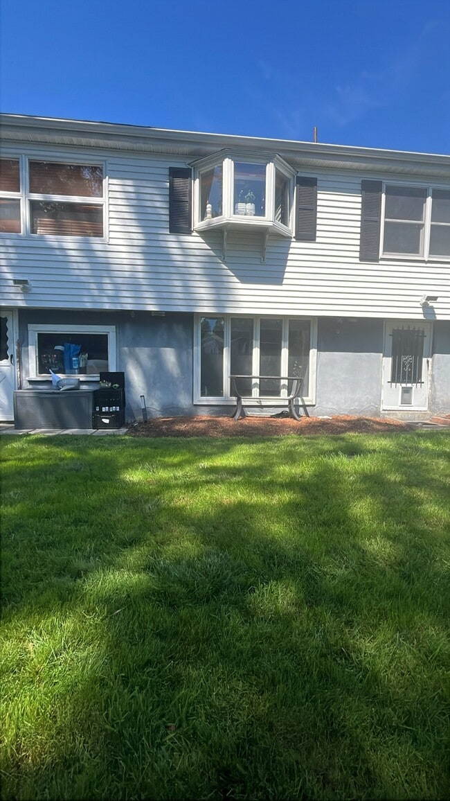 Building Photo - 4 Meadowbrook Rd