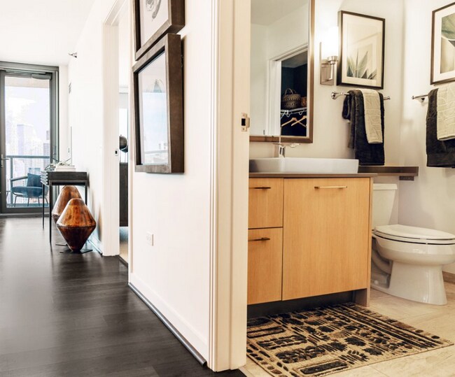 Photo - 340 W Hubbard St