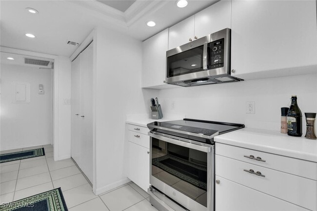 Building Photo - 6101 Pelican Bay Blvd Unit 1805 Rental