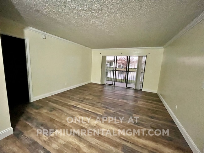 1 Bedroom 2nd Floor Condo in East Orlando with Laminate Flooring and Scenic Balcony View!