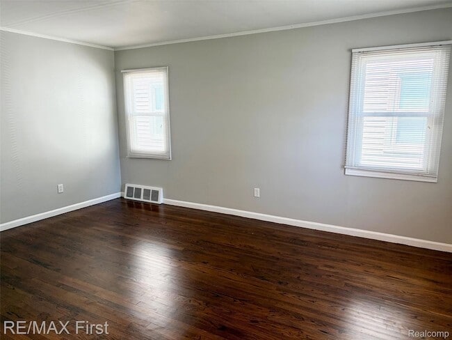 Photo - 3345 Horton St