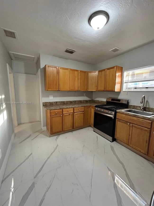 Photo - 2071 NE 167th St Unidad 2