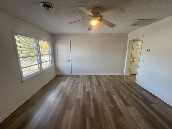 Photo - 1723 Stahl St