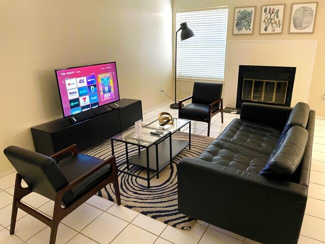 Photo - 925 Peggotty Pl