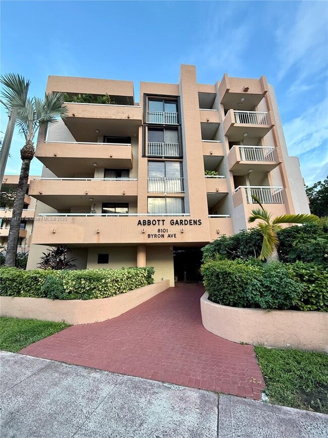 Photo - 8101 Byron Ave Unidad 305