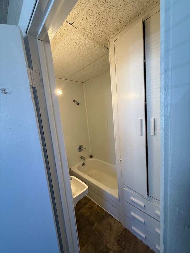 Photo - Studio in Golden Available Now! Unidad #3