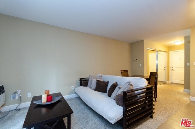 Photo - 10982 Roebling Ave Unidad 339