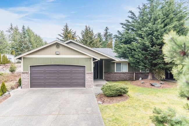 Building Photo - Inviting 3 Bedroom/2 Bathroom Duplex in Puyallup! Two Car Garage, Fenced Yard, Cul-de-Sac, New Pl...