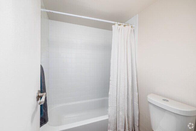 B2 1BR, 1BA - 740SF - Bathroom