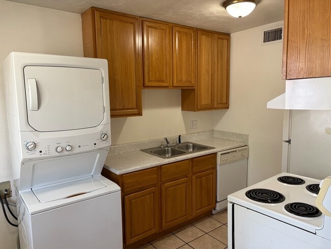 Building Photo - 215 Lovelace Dr Unit 11