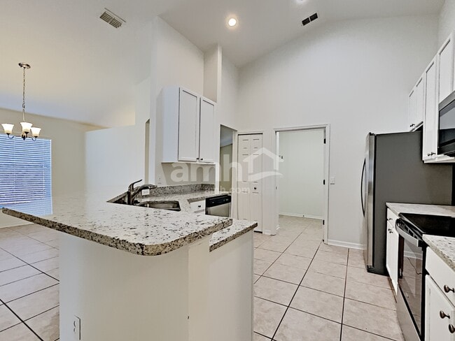 Photo - 992 Stanvoy St