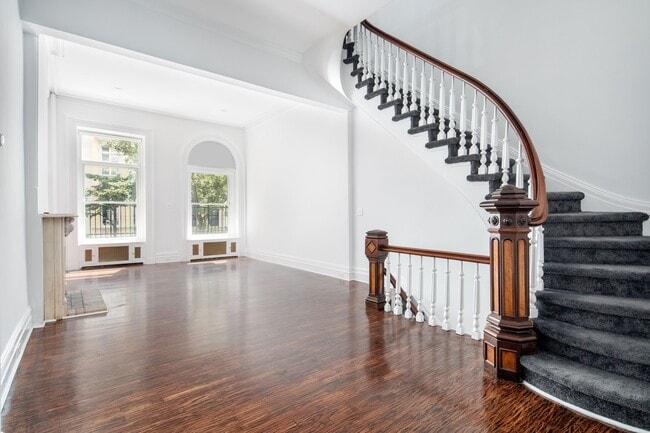 Photo - 179 E 64th St