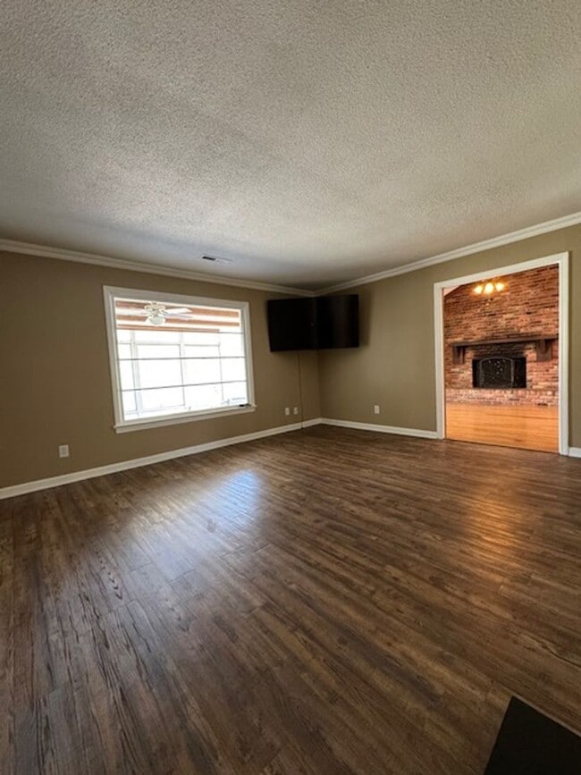 Photo - 305 Glen Oak Dr