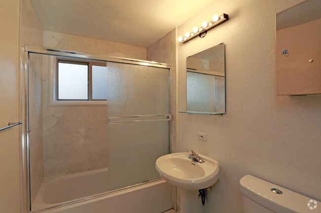 2BR, 1BA - 920 SF