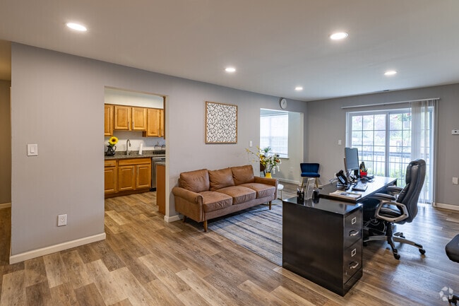 2BR, 2BA - 1,075SF - Livingroom