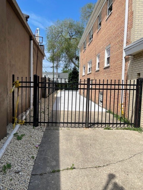 4570 N Narragansett Ave Unit 2