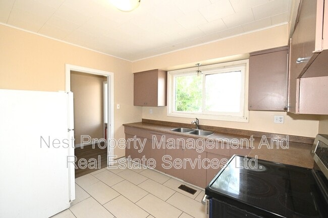 Photo - 588 Central St E Unit 1