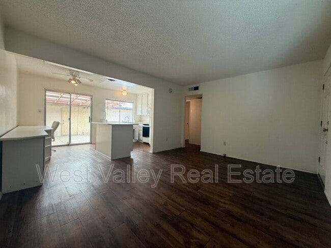 Photo - 302 Calvin St