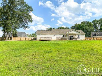 Photo - 105 Holden Ct