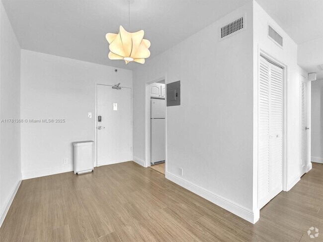 Building Photo - 1000 West Ave Unit 1014 Rental