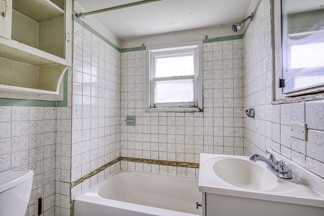 Photo - 1100 E Bernhard Ave