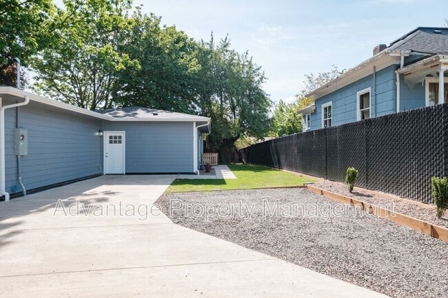 Photo - 2190 Marion St SE