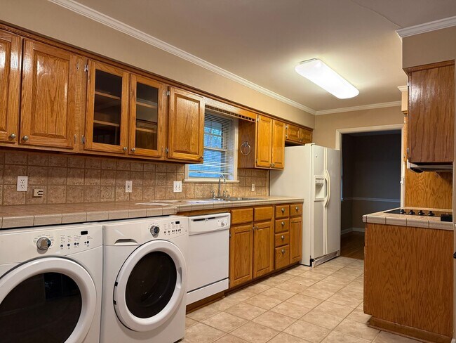 Photo - 323 Auburn Dr