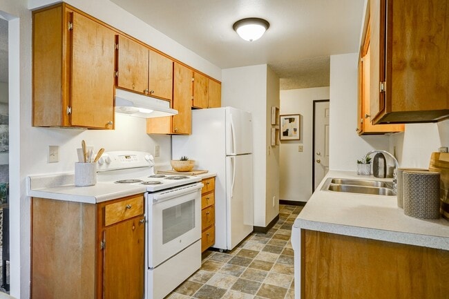 Building Photo - Spacious and immaculate one bedroom! Heat ... Unit 8
