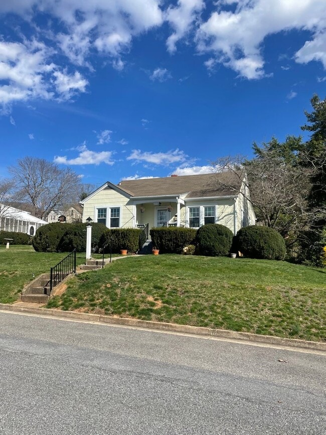 Building Photo - Roommate Needed for 4 BR 1 BATH home