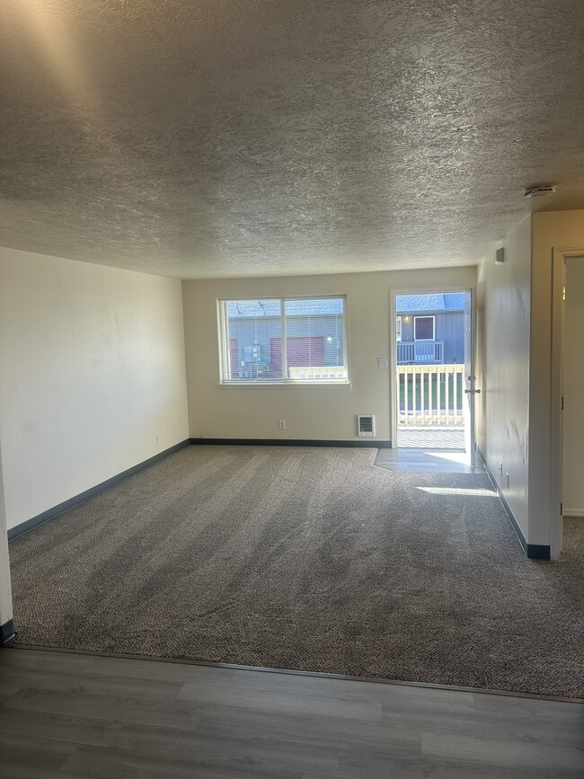 Photo - 935 NW Cains Rd