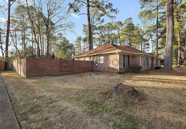 Photo - 816 Winthrop Cir