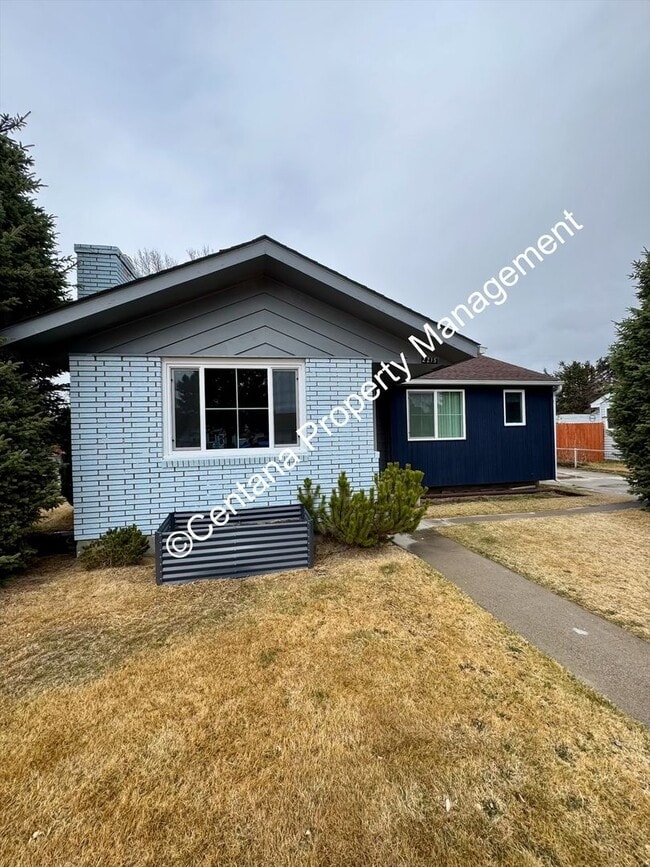 Building Photo - 2 Bedroom one Bath with large Yard located on the flats.