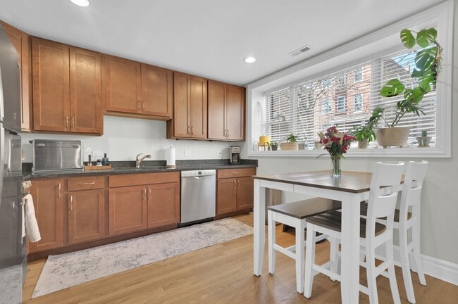 Building Photo - 2307 W Walton St Unit GW