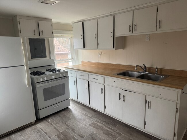 211 W 2nd St