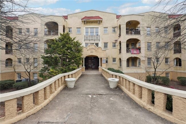 Building Photo - 2855 Peachtree Rd NE Unit 101