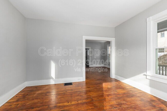 Photo - 51 Colfax St NE