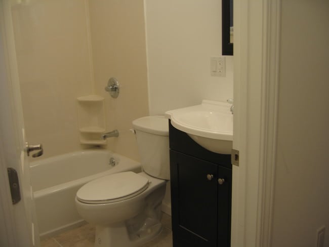 Bathroom - 2547 Irving St Unit 2545